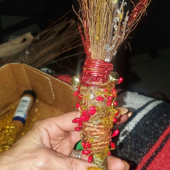 Holiday mini cinnamon brooms - Picture 2 of 5